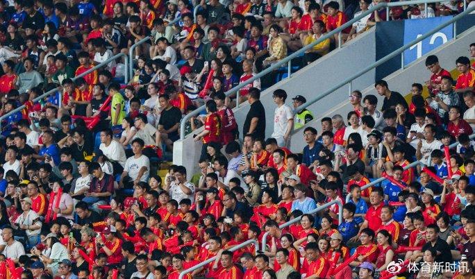 华体会中国官网-一场精彩的足球比赛掀起观众热情