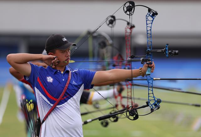马来西亚射箭选手力克对手，夺冠