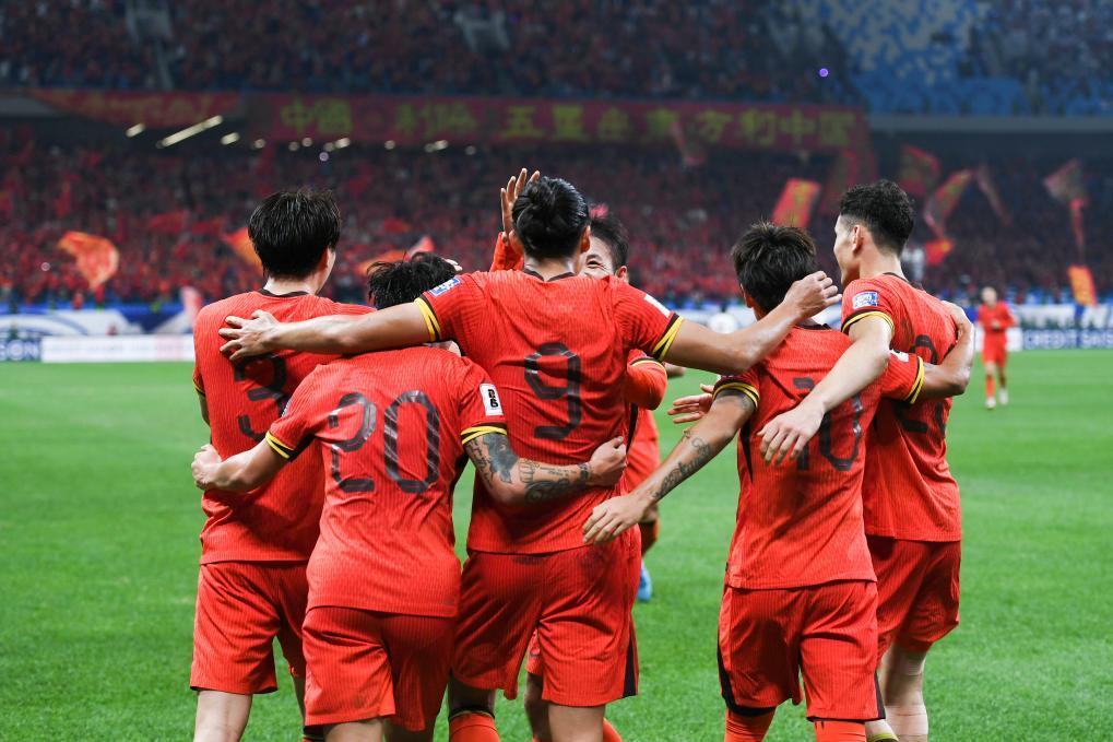 战胜强敌，国家队在比赛中表现潇洒