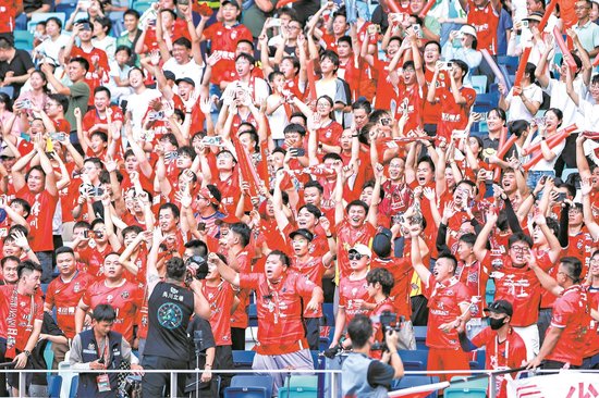 足球比赛中球迷们激情高涨,现场火爆 足球比赛中球迷们激情高涨,现场火爆