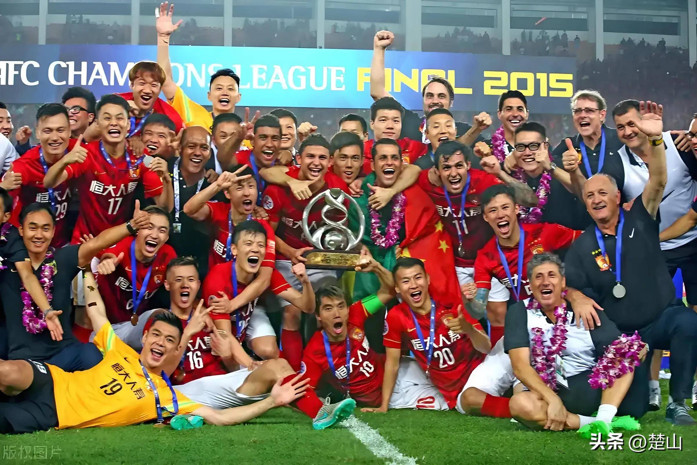 新赛季足球比赛的冠军竞争十分激烈