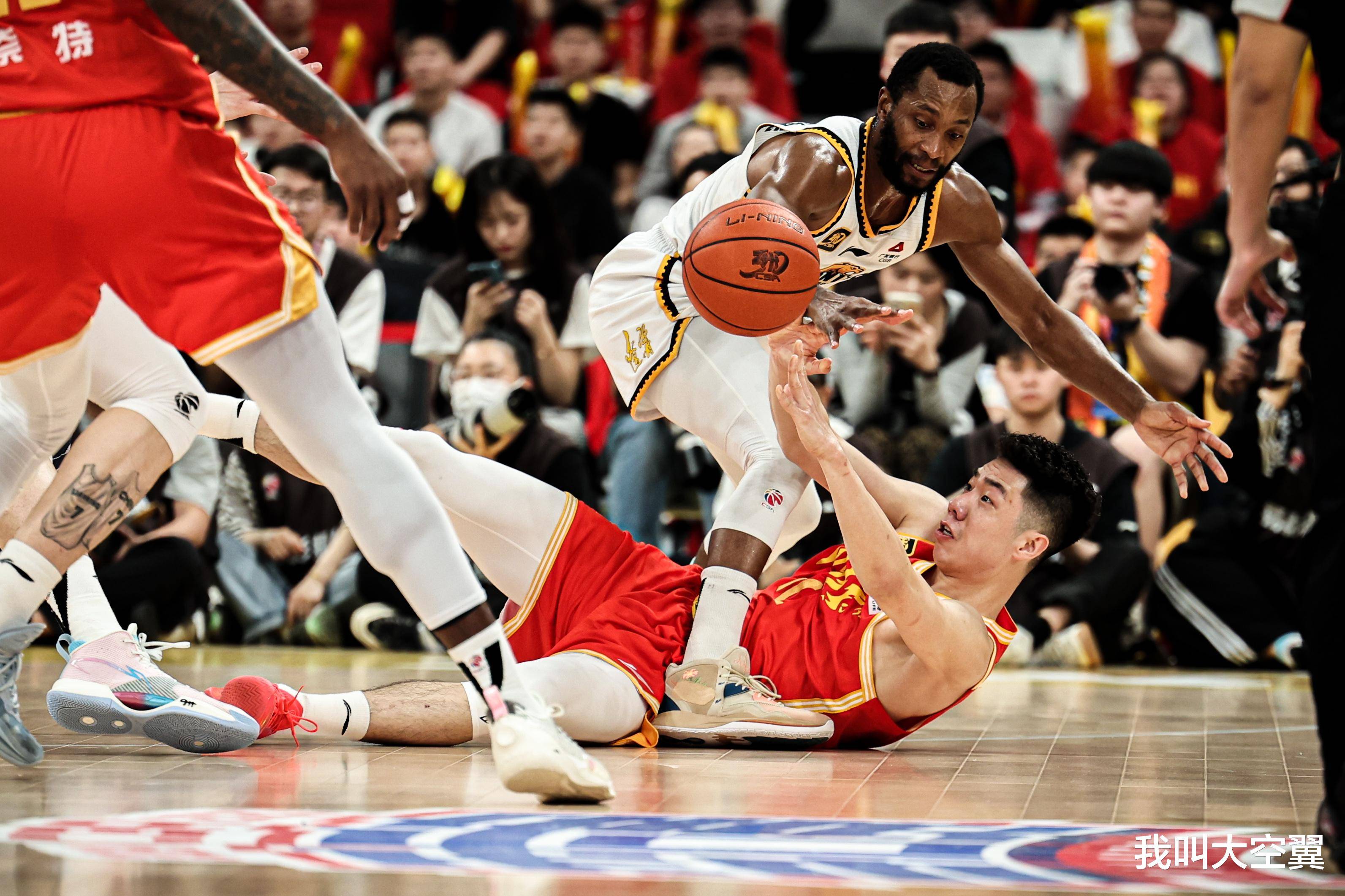 CBA总决赛再次上演绝杀，球迷欢呼不已